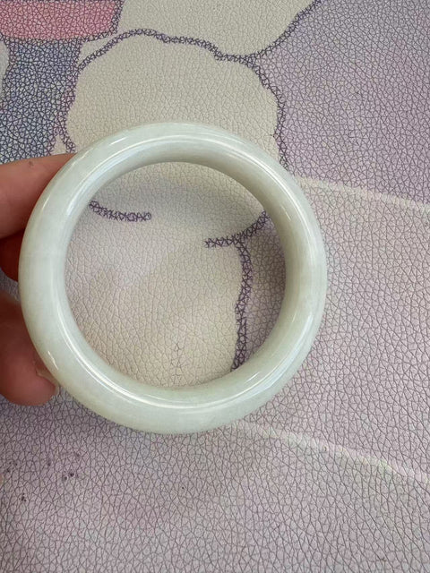 Gelang giok Xiuyan yang indah, diameter dalam: 55 mm, lebar tepi: 12,6 mm. Batunya terbentuk secara alami, dan polanya acak. Biaya kirim dan pajak sudah termasuk.