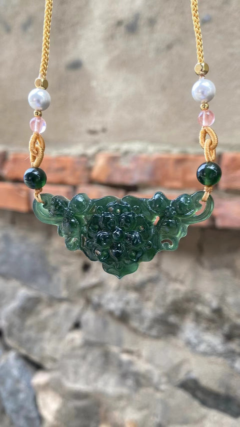 Kalung Sweater Hijau Penuh Giok Cui Giok Alami Ukuran 55 * 25mm Giok bersih, halus dan hangat Termasuk pajak pengiriman.