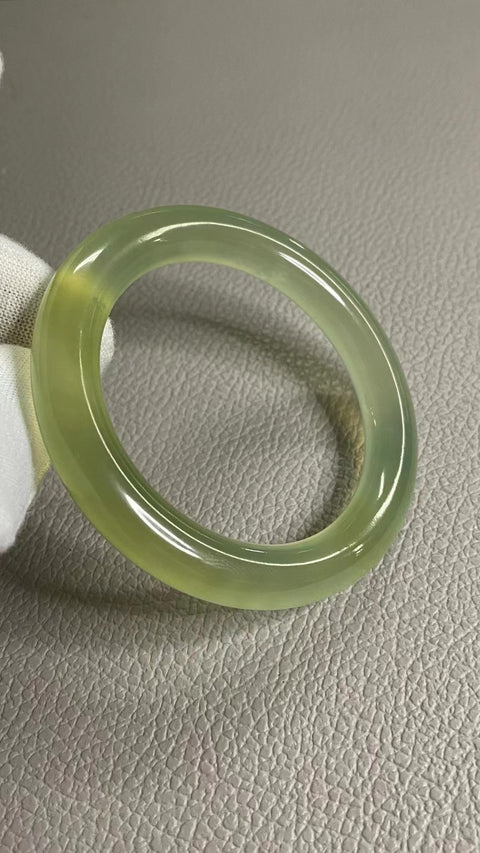 Gelang Es Giok Cui Giok Alami Ukuran 52-54mm Ukuran 53.3mm Lebar Sisi 9.6mm Giok ini semuanya terbentuk secara alami Pola-polanya acak Sudah termasuk ongkos kirim dan pajak.