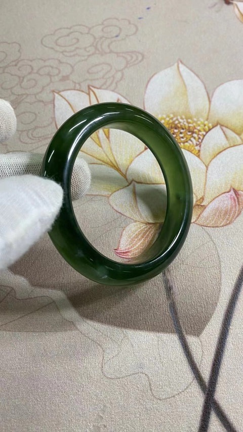 Gelang Hijau Penuh Giok Cui Alami Ukuran 54-56mm & nbsp; Ukuran 55.9mm Lebar Samping 12.6mm Giok terjadi secara alami Pola acak termasuk pajak pengiriman