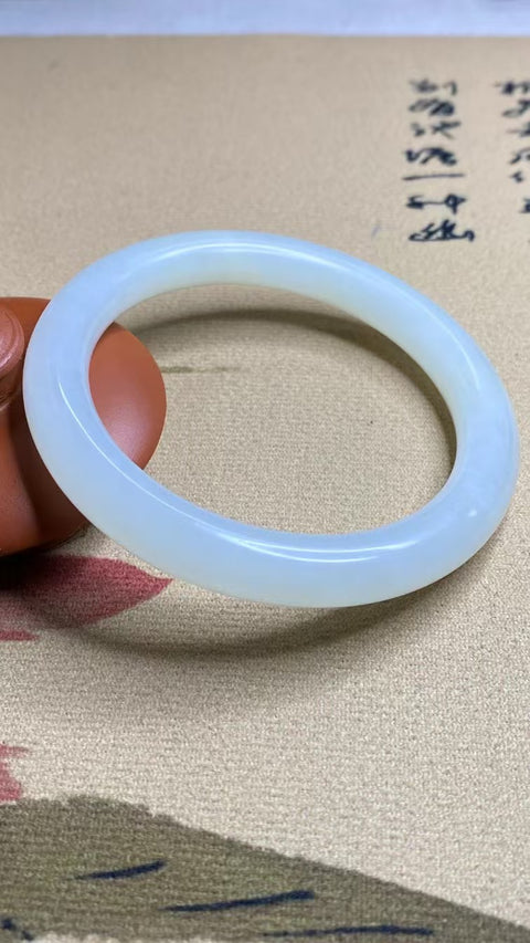 Gelang Cahaya Bulan Putih Giok Cui Giok Alami Ukuran 59-61mm Ukuran 60.3mm Lebar Samping 9.8mm Giok semuanya terjadi secara alami Pola acak termasuk pajak pengiriman