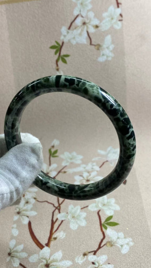 Gelang Giok Cui Giok Tua Ukuran 62-64mm Ukuran 63.5mm Lebar Sisi 11mm Giok ini semuanya terjadi secara alami Pola acak & sudah termasuk pajak pengiriman