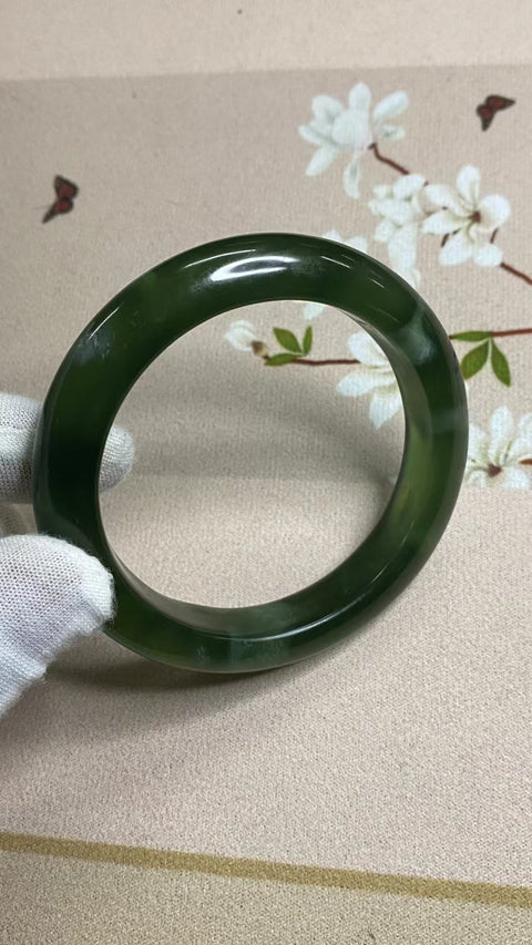 Gelang Giok Cui Giok Hijau Penuh Giok dalam Giok Ukuran 57-59mm Ukuran 58.9mm Lebar Sisi 12.2mm Giok terjadi secara alami Pola acak Sudah termasuk pajak pengiriman.