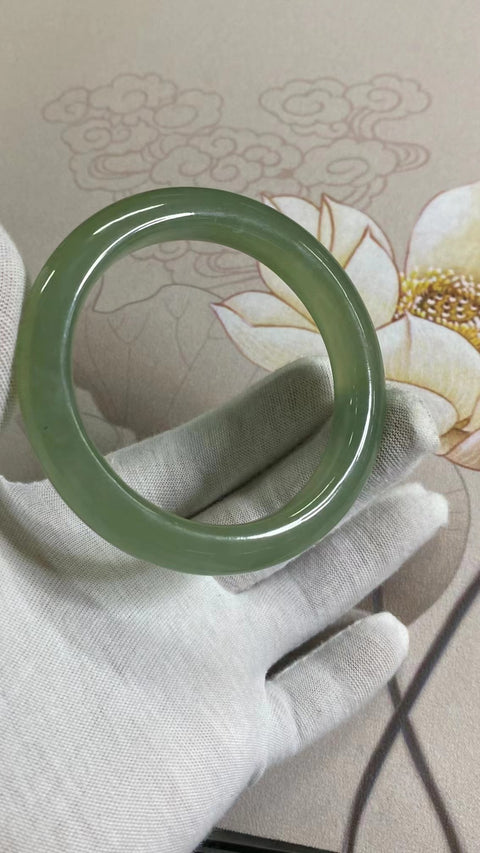 Gelang Giok Cui Alami Ukuran 61-63mm Ukuran 62.3mm Lebar Sisi 12.9mm Giok terbentuk secara alami Pola acak Sudah termasuk pajak pengiriman.