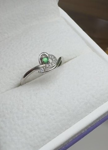 Cincin batu giok Guatemala alami yang terbuat dari perak 925. Batu gioknya bersih, halus, dan hangat.