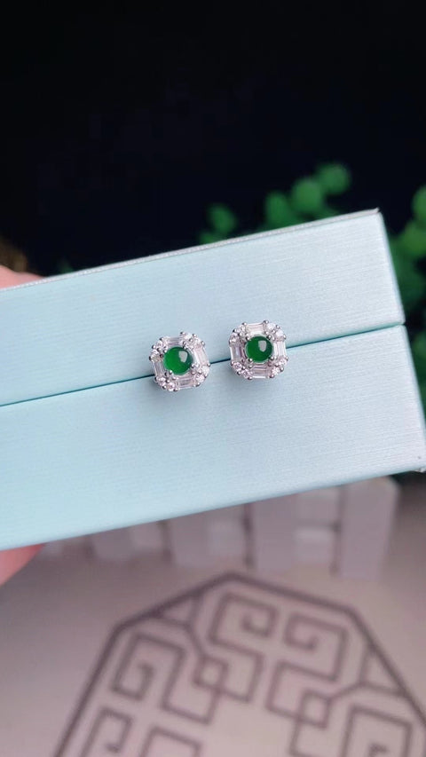Anting Jadeite Alami Bahan Batu Giok Tua Ukuran Lubang 0.5mm Batu giok bersih dan halus sudah termasuk pajak pengiriman.