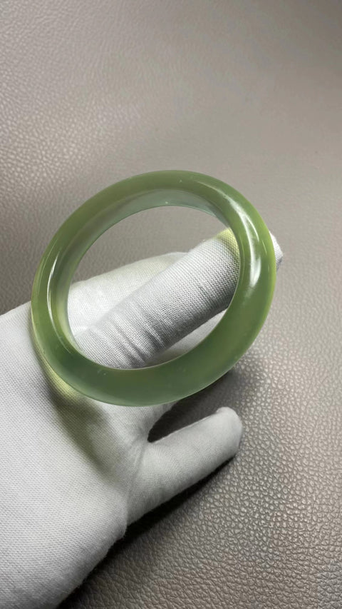 Kaliber gelang giok Cui alami kaliber halus cocok untuk ukuran 59-61mm 60.2mm, lebar sisi 12.7mm Giok terjadi secara alami Pola acak termasuk pajak pengiriman