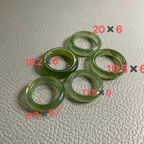 Cincin: Cincin hijau es giok Cui alami, spesifikasi seperti yang ditunjukkan pada gambar & nbsp; Giok bersih, halus dan hangat Termasuk pajak pengiriman