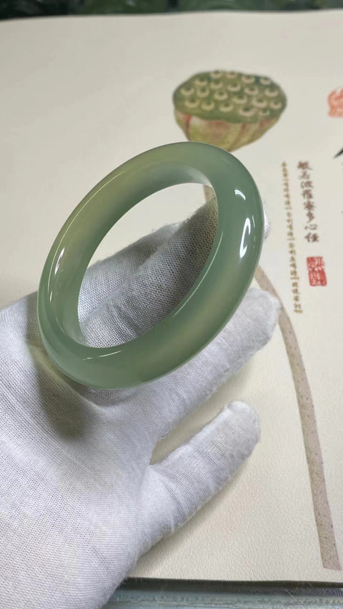 Gelang Giok Cui Alami Ukuran 52-54mm Ukuran 53.2mm Lebar Sisi 12.1mm Giok terjadi secara alami Pola acak Pengiriman dan pajak sudah termasuk.