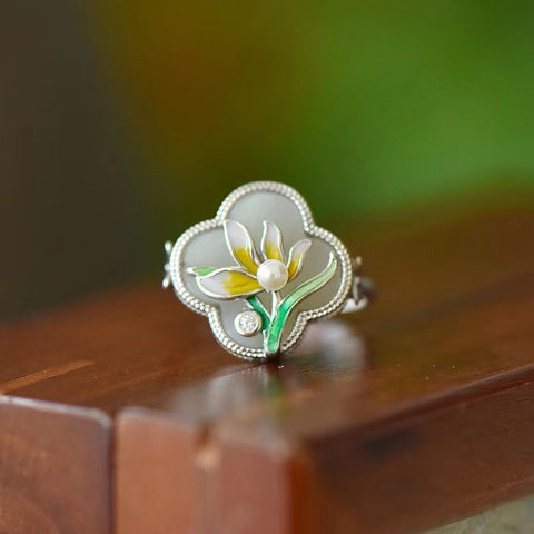 Cincin Giok Hetian Alami 1572T yang terbuat dari Perak 925 Ukuran 14 * 14mm & nbsp; Giok itu bersih, halus dan hangat. Gayanya indah dengan mutiara sudah termasuk pajak pengiriman.