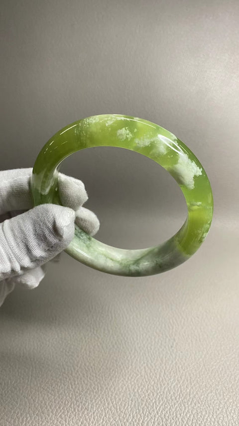 Gelang Gelang Milkcap Titi Giok Hijau Cui Giok Alami Ukuran 61-63mm Ukuran 62.7mm Lebar Samping 15.2mm Giok semuanya terjadi secara alami Pola acak termasuk pajak pengiriman