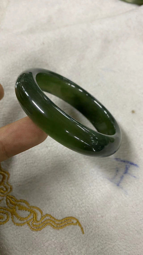 Gelang hijau penuh giok Cui alami, kaliber cocok untuk 57-59 lingkaran, berat karat: 58,3 mm, lebar sisi 15 mm Giok secara alami memiliki pola yang acak & sudah termasuk pajak pengiriman