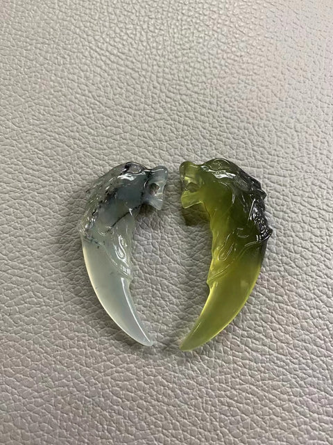 Liontin Gigi Serigala Giok Cui Giok Alami Ukuran 50 * 21mm Harga detik Giok itu bersih, halus dan hangat Termasuk ongkos kirim dan pajak.