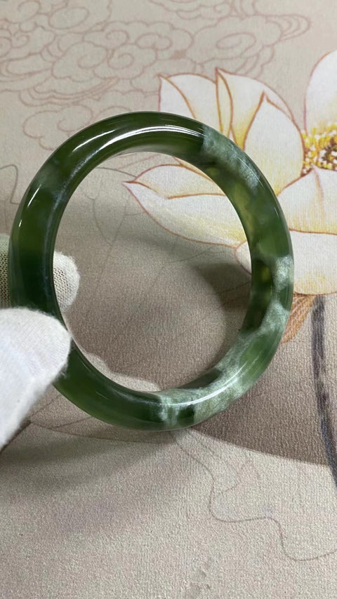 Gelang Hijau Penuh Giok Cui Fine Jade Ukuran 63-65mm Ukuran 64.1mm Lebar Sisi 13mm Giok ini terbentuk secara alami dan polanya acak Sudah termasuk pajak pengiriman.