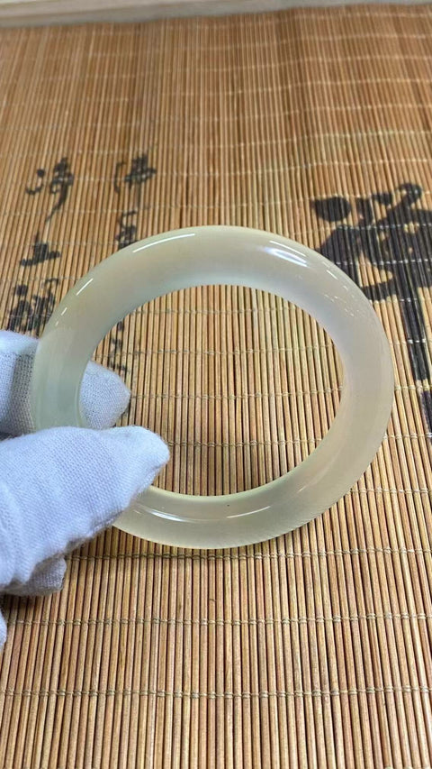 Gelang Es Giok Cui Giok Alami Ukuran 52-54mm Ukuran 53.8mm Lebar Sisi 11.9mm Giok ini semuanya terjadi secara alami Pola acak Pengiriman dan pajak sudah termasuk.