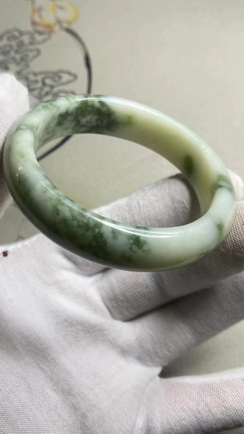 Gelang Cui Giok Minyak Cui Tua Ukuran 54-56mm Lebar Samping 14mm Ukuran 55.4mm Giok terjadi secara alami Pola acak Sudah termasuk pajak pengiriman.