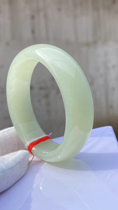 Gelang Giok Halus Ukuran 58mm Lebar 18.8mm Giok bersih, halus dan hangat Sudah termasuk pajak pengiriman.