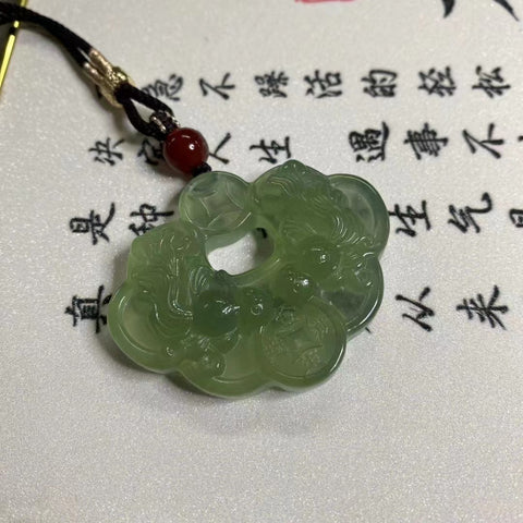 Liontin Giok Alami Emas Emas Ukuran 48 * 40mm & nbsp; Giok bersih, halus dan hangat Termasuk ongkos kirim dan pajak.