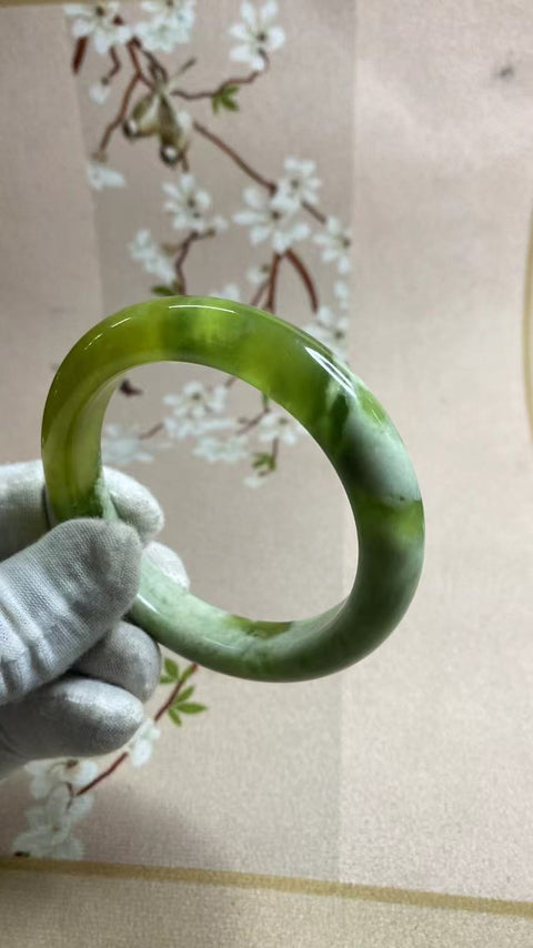 Gelang Gelang Milkcap Titi Giok Hijau Cui Giok Alami Ukuran 59-61mm Ukuran 60.3mm Lebar Samping 12mm Giok terjadi secara alami Pola acak Pengiriman dan pajak sudah termasuk.
