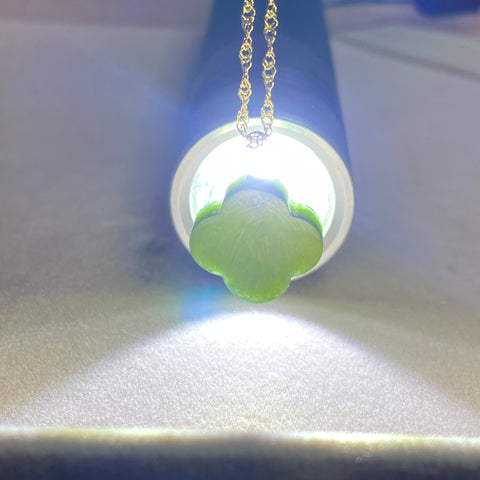 Kalung Semanggi Empat Daun Giok Cui Giok Alami yang terbuat dari emas 18 karat, giok yang bersih dan halus, sudah termasuk ongkos kirim dan pajak.