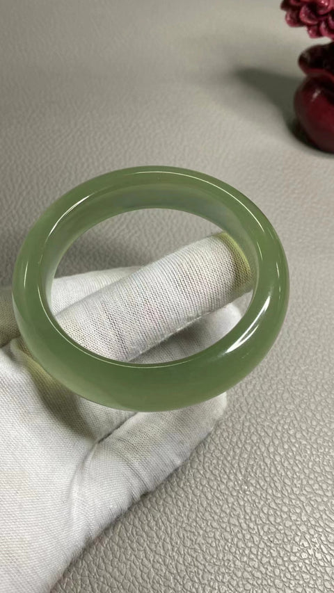 Gelang Hijau Es Giok Cui Giok Alami Ukuran 53-55mm Ukuran 54.5mm Lebar Sisi 14.3mm Giok terjadi secara alami Pola acak Pengiriman dan pajak sudah termasuk.