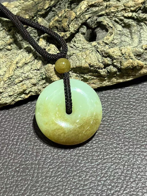 Liontin kancing perdamaian dari batu giok kuning dan putih tua, ukuran seperti yang ditunjukkan, batu giok halus dan hangat, gaya yang indah, sudah termasuk pajak pengiriman.