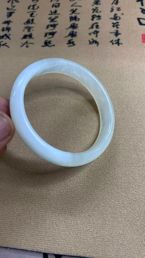 Gelang giok putih bulan Xiuyan yang indah, diameter dalam: 59mm, lebar samping 11,3, batu alam dihasilkan secara alami, polanya acak, termasuk pajak pengiriman