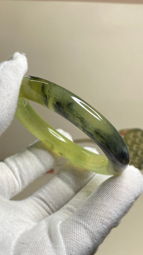 Gelang Lukisan Pemandangan Giok Cui Fine Jade Lukisan Tinta Alami Ukuran 53-55mm Ukuran 54.5mm Lebar Sisi 10.7mm Giok secara alami terjadi Pola acak Pajak Pengiriman Termasuk