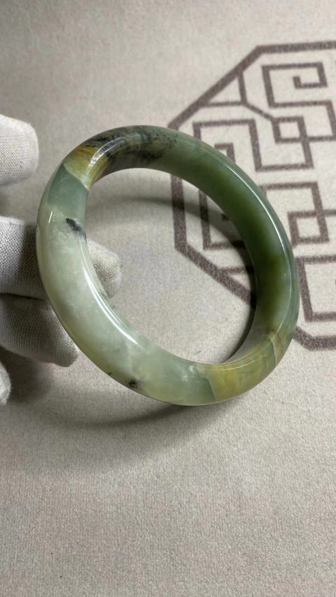 Gelang Biru Bertabur Bunga Giok Cui Giok Alami Ukuran 59-61mm Ukuran 60.2mm Lebar Sisi 14.8mm Giok terjadi secara alami Pola acak Sudah termasuk pajak pengiriman.