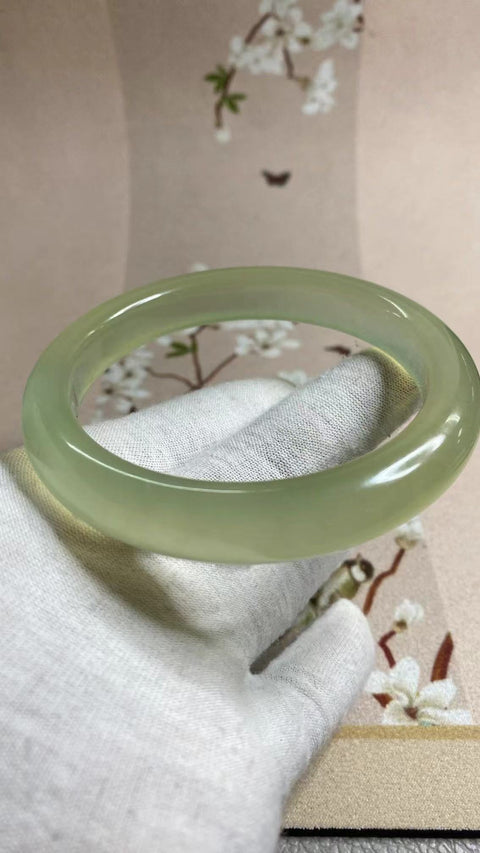 Gelang Hijau Es Giok Cui Giok Halus Ukuran 66-68mm Ukuran 67.5mm Lebar Sisi 12.9mm Giok terjadi secara alami Pola acak Pengiriman dan pajak sudah termasuk.