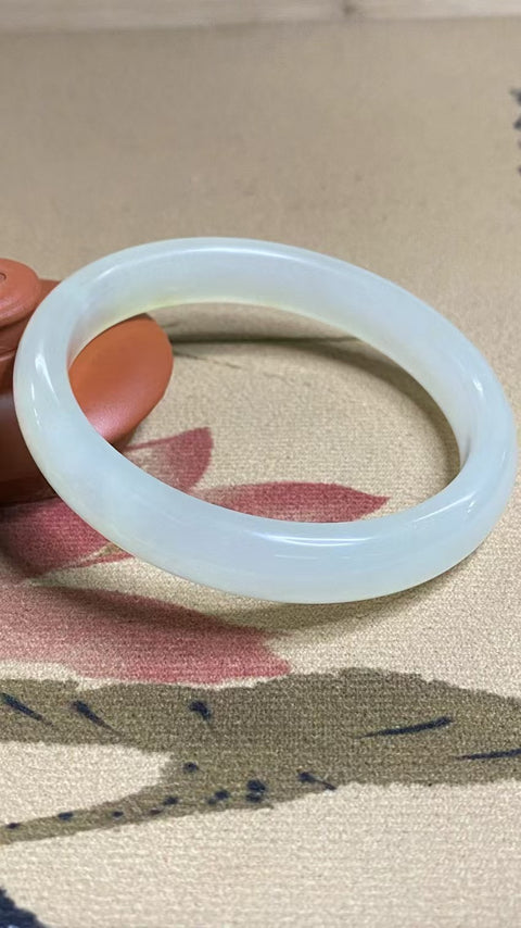 Gelang Cahaya Bulan Putih Giok Cui Giok Alami Ukuran 61-63mm Ukuran 62.7mm Lebar Sisi 11.9mm Giok semuanya terjadi secara alami Pola acak termasuk pajak pengiriman