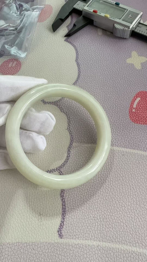 Gelang giok Xiuyan yang indah, diameter dalam: 60mm, lebar samping 13.6mm, batu alam dihasilkan secara alami, polanya acak, termasuk pajak pengiriman