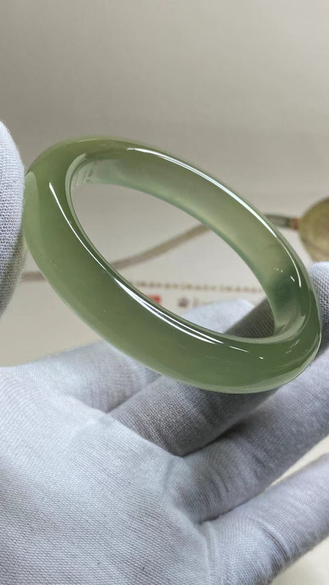 Gelang Hijau Es Giok Cui Giok Alami Ukuran 56-58mm Ukuran 57.2mm Lebar Sisi 12.1mm Giok terjadi secara alami Pola acak Pengiriman dan pajak sudah termasuk.