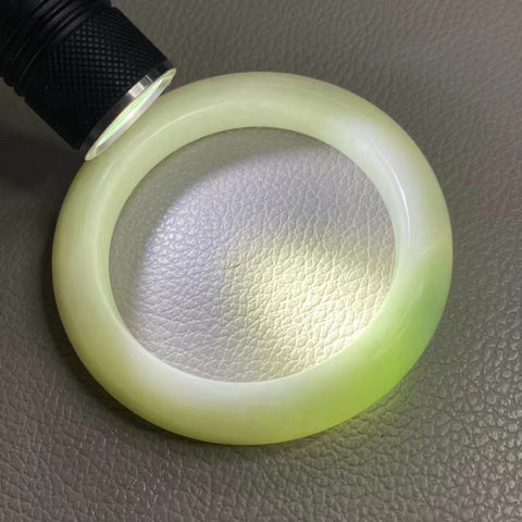 Gelang Batu Giok Ciu Alami Gelang Biru Porselen Putih Batu Giok bersih, halus dan hangat Biru Putih Ukuran 59-61mm Ukuran 60.3mm Lebar 13.8mm Batu Giok terjadi secara alami Pola acak Pajak Pengiriman sudah termasuk.