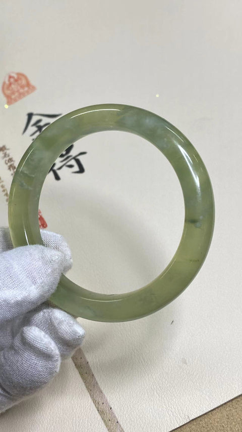 Fine Cui Jade Ice Green, Gelang Gelang Titi Milkcap Hijau Ukuran 58.5mm, lebar 12.2mm Giok terjadi secara alami Pola acak Termasuk ongkos kirim dan pajak