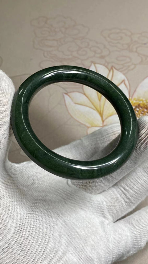 Gelang Giok Cui Alami Ukuran 53-55mm Ukuran 54.3mm Lebar Sisi 10.3mm Giok terjadi secara alami Pola acak Pengiriman dan pajak sudah termasuk.