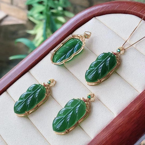 Kalung Giok Jasper Alami 18k Rose Gold Setting Ukuran 25.6 * 14mm Giok bersih, halus dan hangat Sudah termasuk pajak pengiriman.