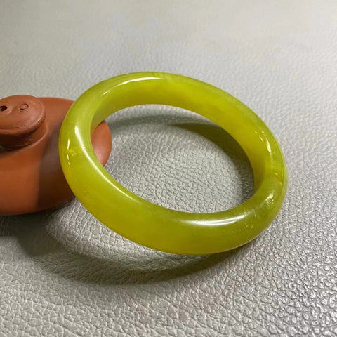 Gelang Giok Ciu Giok Emas Murni Ukuran 59-61mm Ukuran 60.1mm Lebar Sisi 13.2mm Giok semuanya terjadi secara alami Pola acak termasuk pajak pengiriman