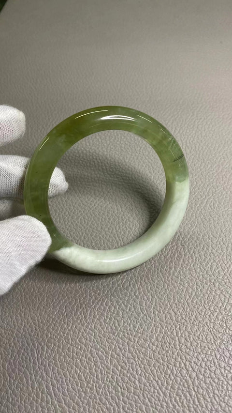 Gelang Cui Giok Warna Musim Semi Alami Warna Cui Gelang Cui Ukuran 56-58mm Ukuran 57.3mm Lebar Sisi 12.2mm Giok semuanya terjadi secara alami Pola acak termasuk pajak pengiriman