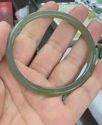 Gelang Strip Kecantikan Giok Hetian Alami Ukuran 56 * 5mm Giok bersih dan halus serta hangat & nbsp; & nbsp; Giok semuanya terjadi secara alami Pola acak Termasuk Pajak Pengiriman