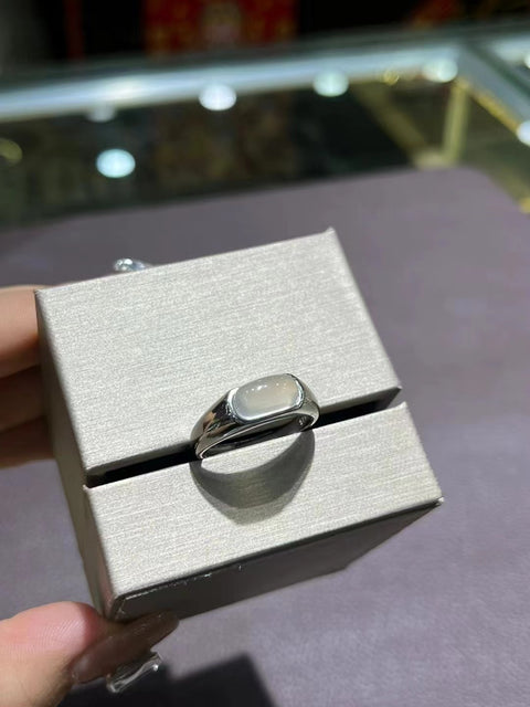 Cincin Giok Cui Alami yang terbuat dari perak 925; Giok yang bersih, halus dan hangat. Gayanya sederhana dan elegan, sudah termasuk pajak pengiriman.