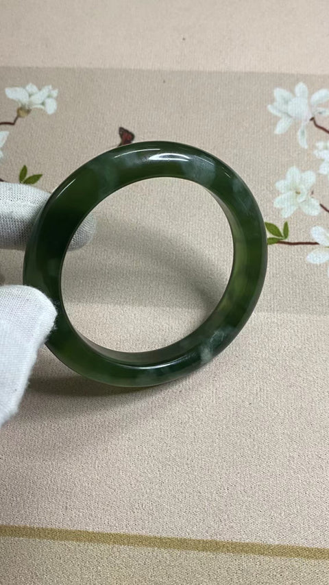Gelang Giok Cui Giok Hijau Penuh Giok dalam Giok Ukuran 56-58mm Ukuran 57.2mm Lebar Sisi 11.8mm Giok terbentuk secara alami Pola acak Termasuk ongkos kirim dan pajak.