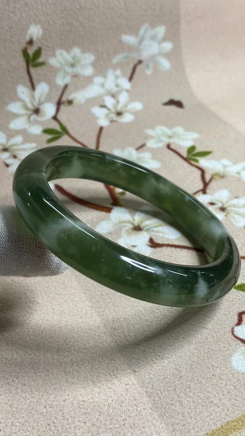 Gelang Bahan Cui Jade 180 Ukuran 60-62mm Ukuran 61.2mm Lebar Sisi 11.6mm Batu giok terbentuk secara alami Pola acak Pengiriman dan pajak sudah termasuk.