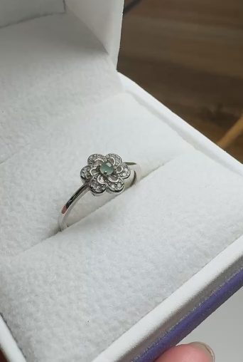 Cincin batu giok Guatemala alami yang terbuat dari perak 925. Batu gioknya bersih, halus, dan hangat.
