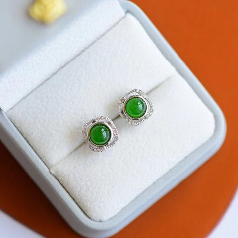 Anting-anting giok alami yang terbuat dari perak 925 Ukuran 7 * 9mm Giok halus dan hangat, pengerjaan yang sangat indah Pengiriman dan pajak sudah termasuk.