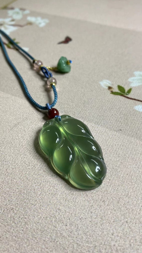 Liontin Daun Giok Cui Giok alami bersih dan halus, diukir dengan tangan Ukuran 42.2 * 25.9mm Sudah termasuk ongkos kirim dan pajak.