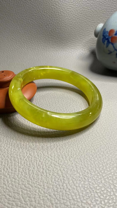 Gelang Bunga Emas Giok Cui Giok Alami Ukuran 61-63mm Ukuran 62.3mm Lebar Sisi 13.2mm Giok terjadi secara alami Pola acak Pengiriman dan pajak sudah termasuk.