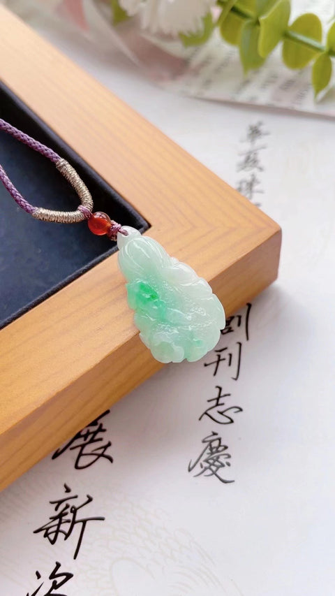 Liontin Batu Giok Alami Bahan Pit Tua Dasar halus dan hangat Kepala penuh Ukuran 2.8 * 1.4 * 0.7mm Batu giok bersih dan halus serta hangat Sudah termasuk pajak pengiriman.