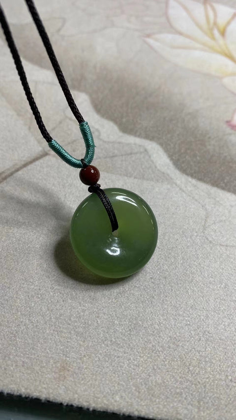 Gesper Perdamaian Hijau Giok Cui Giok Alami Ukuran 23,6 mm Giok ini bersih, halus dan hangat.