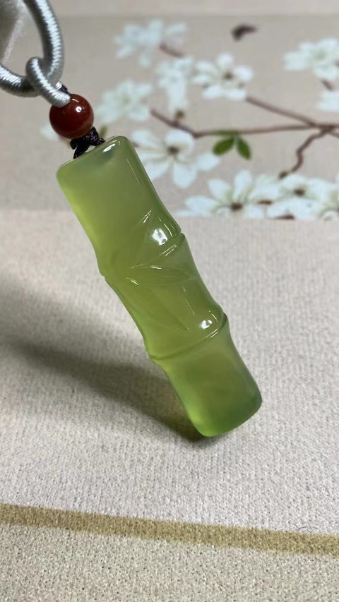 Liontin Bambu Giok Cui Giok Bambu Es Hijau Ukuran 52 * 14.8mm Giok halus dan hangat, diukir dengan tangan, sudah termasuk ongkos kirim dan pajak.